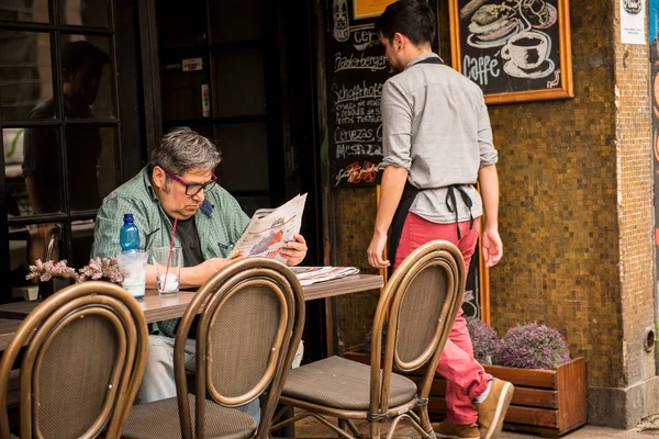 Hombre tomando un café en la ciudad — Foto de Stock