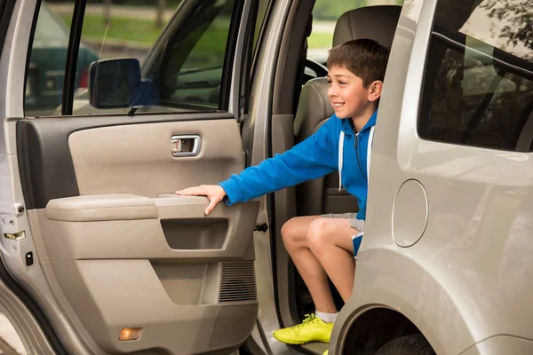 Boy goes to soccer practice — Stock Photo, Image