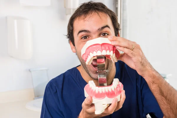 Ανδρικής οδοντίατρο να διασκεδάσουν με πλαστικό σαγόνι — Φωτογραφία Αρχείου