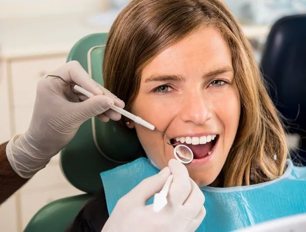 Молодий пацієнт стоматолога — стокове фото