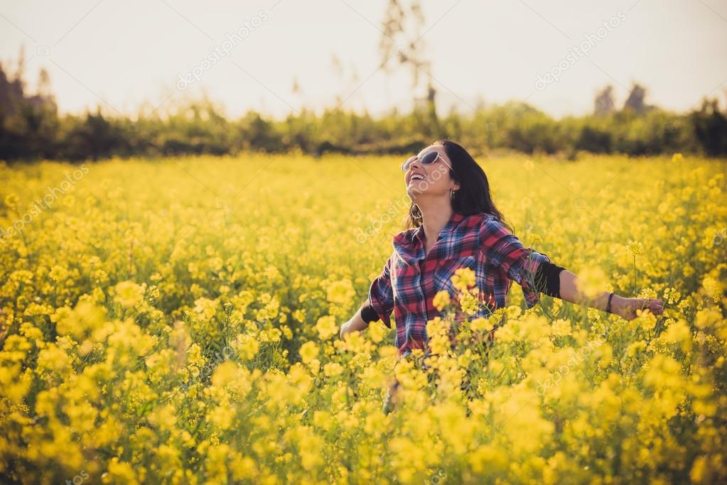 Resultado de imagem para mulher no campo