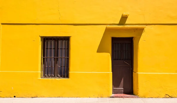 Hermosa casa amarilla — Foto de Stock