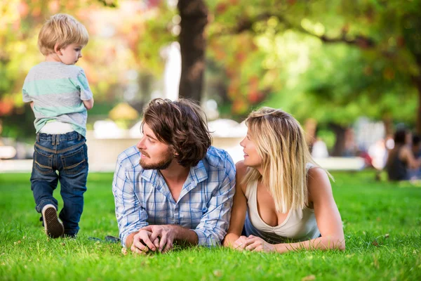 Joven hermosa familia feliz en el parque — Foto de Stock