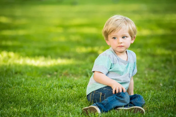 Blonde little boy at the park — Stock Photo, Image