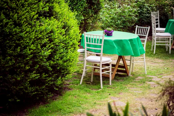 テーブルと椅子、庭の. — ストック写真