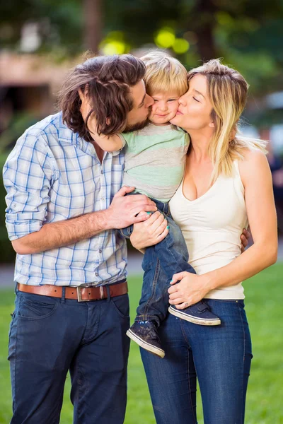 Madre y Padre abrazando a su hijo — Foto de Stock