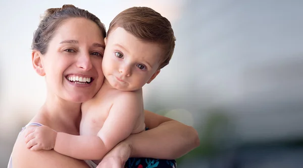 Madre feliz con el bebé —  Fotos de Stock