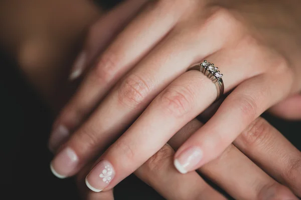 Anillo de boda en mano femenina — Foto de Stock