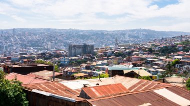 Cityscape Dağları arka plan üzerinde