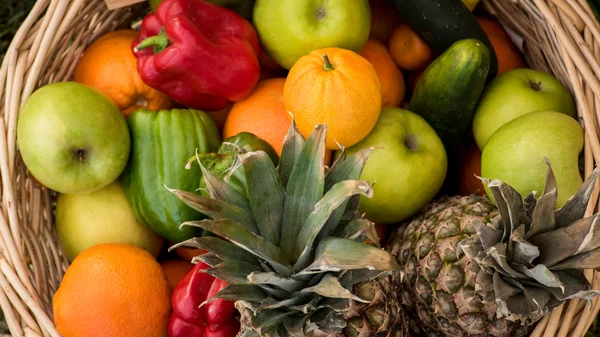 Cesta llena de frutas — Foto de Stock