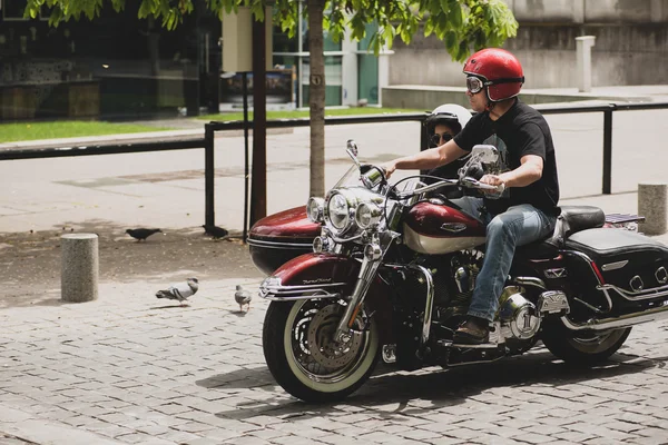 Casal andando de moto — Fotografia de Stock