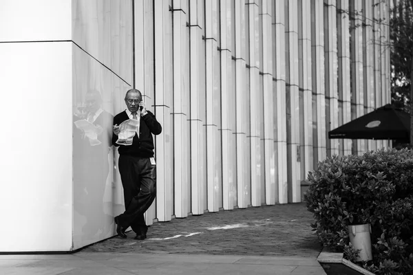 Hombre no identificado hablando por teléfono —  Fotos de Stock