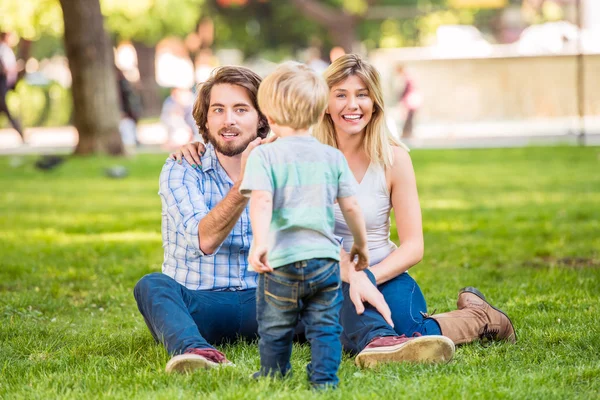 Üç parkta küçük bir çocuk ile aile — Stok fotoğraf