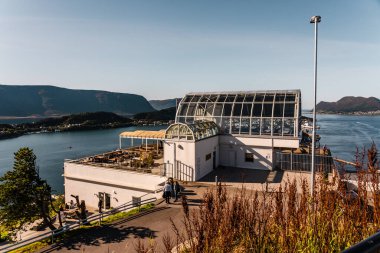 Yayın 08.09.2019 Alesund Norveç Kafe Fjellstua Dağın tepesinde şehre bakan