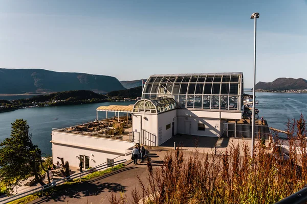 Yayın 08.09.2019 Alesund Norveç Kafe Fjellstua Dağın tepesinde şehre bakan