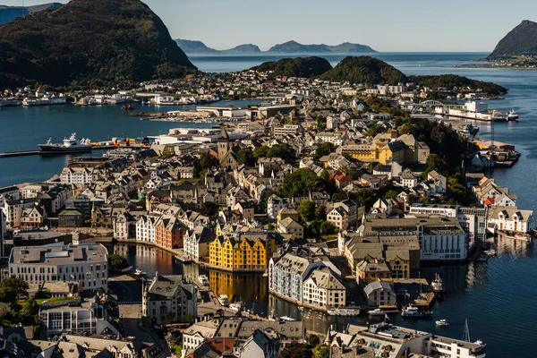 社説08 2019 Alesund Norway水を背景に山脈が広がる晴れた日の街の景色 — ストック写真