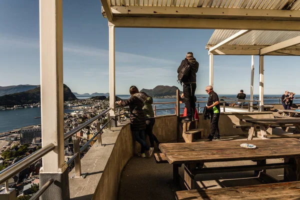 Εκδοτική 2019 Alesund Νορβηγία Άνθρωποι Που Κοιτάζουν Την Πόλη Από — Φωτογραφία Αρχείου
