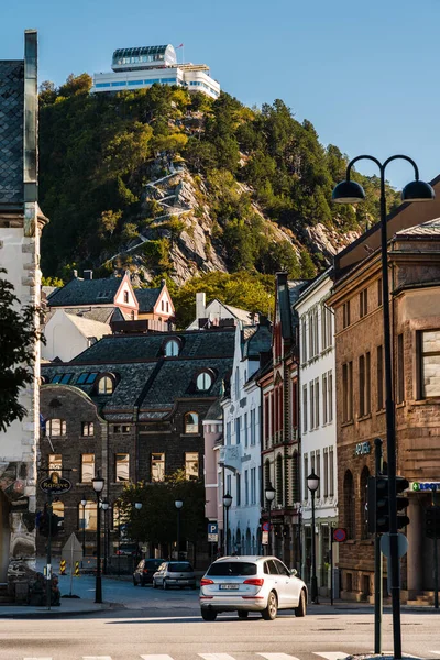 编辑08 2019年阿莱森德市挪威街 高山与它的观察点相对应 免版税图库照片