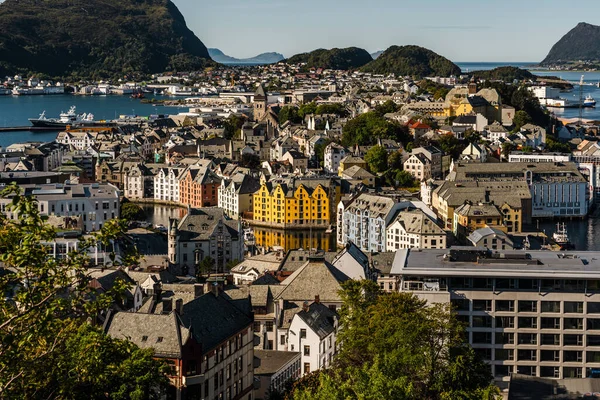 Editiory 2019 Alesund Norway水を背景に山脈が広がる晴れた日のノルウェーの風景 ロイヤリティフリーのストック画像
