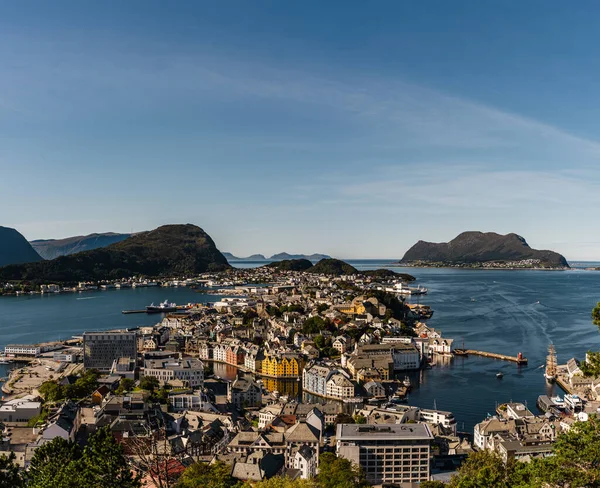 Redakcja 2019 Alesund Norwegia Widok Lesund Norwegii Słoneczny Dzień Pasmami Obrazek Stockowy