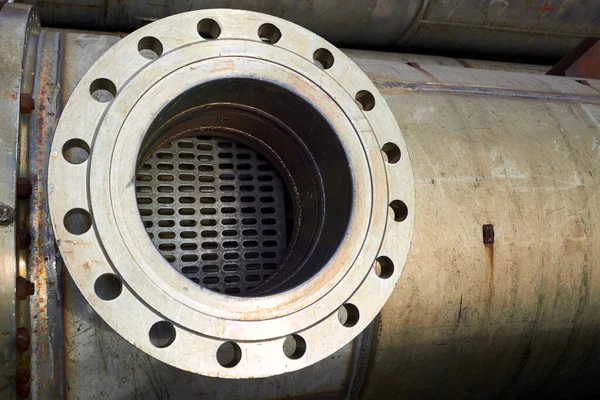 Heat exchanger internal structure. Bump at entrance of liquid phase into inter tube space of shell and tube heat exchanger. housing shell and flange.