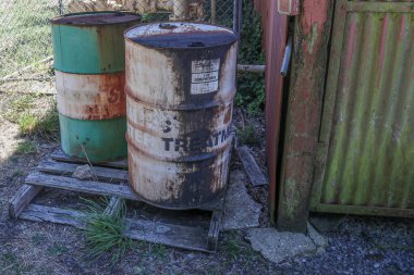 Kullanılmayan endüstriyel atık sahasında yakıt varilleri