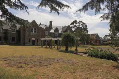 GEELONG, AUSTRALIA - 7 Mart 2021: Herne Hill, Geelong 'daki iki katlı Bluestone yetimhanesi ve ortak okul binası 1854 yılında kuruldu.