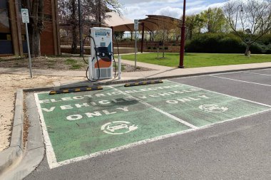 MARYBOROUGH, AUSTRALIA - 28 Eylül 2025: Maryborough, İstasyon Caddesi 'ndeki elektrikli araç (EV) şarj istasyonu.