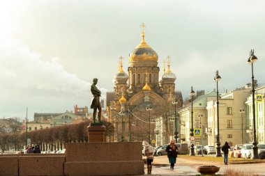 Rusya, St. Petersburg-14 Şubat 2020 Teğmen Schmidt Embankment. Kutsal Bakire Meryem 'in Varsayımı Kilisesi ve Krusenstern Anıtı