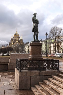 Rusya, St. Petersburg-14 Şubat 2020 Teğmen Schmidt Embankment. Kutsal Bakire Meryem 'in Varsayımı Kilisesi ve Krusenstern Anıtı