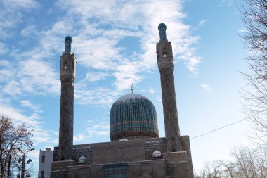 Saint-Petersburg, Rusya-20 Ocak 2021: Katedral Camii 'nin minareleri ve kubbesi