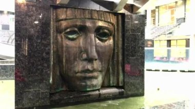 Petrovsky Kalesi İş Merkezi 'nin avlusundaki çeşme saatini boşaltın. Parça