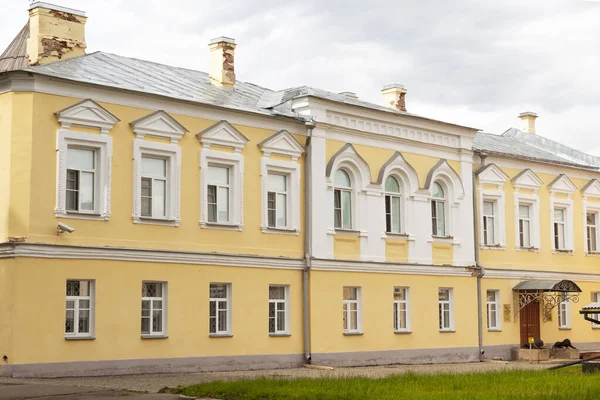 Rusya, Büyük Novgorod - 13 Temmuz 2020: Vladychnaya (Facated) odası, 1433 yılında inşa edildi. Vladychny Dvor 'daki binaların bir parçasıydı..