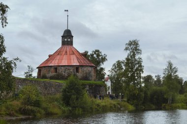 Yuvarlak kapı kulesi Lars Torstensson veya Pugachevskaya. Korela Kalesi, Karelia, Rusya.