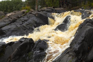 Tohmajoki nehrinde Ahwenkoski şelalesi