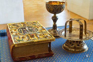 Maaşında İncil var. Mikhailovsky Kalesi Müzesi 'nde bir sergi. Çar Fyodor Alekseevich 'in Moskova Kremlin Başmelek Katedrali' ne katkısı