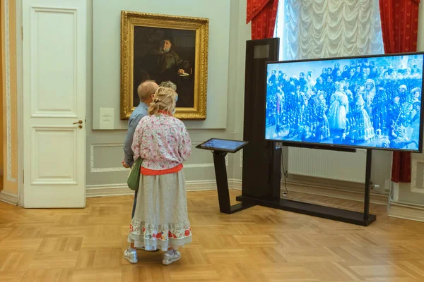 A turisták megnézik az információt a képernyőn az információs standon a múzeumban. Új technológiák. Tájékoztatás Jogdíjmentes Stock Fotók