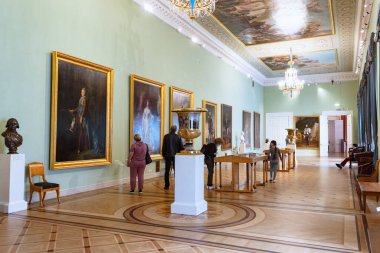 SAINT PETERSBURG, RUSSIA-MAYIS 29, 2021: Mikhailovsky Kalesindeki Raphael Galerisi