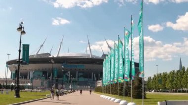SAINT Petersburg, Rusya-10 Haziran 2021: St. Petersburg Arena önündeki sokağı süsleyen bayraklar
