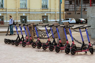 Meydandaki otoparkta paylaşmak için scooterlar.