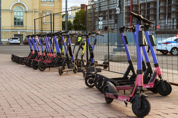 Scooters Para Compartir Estacionamiento Plaza —  Fotos de Stock