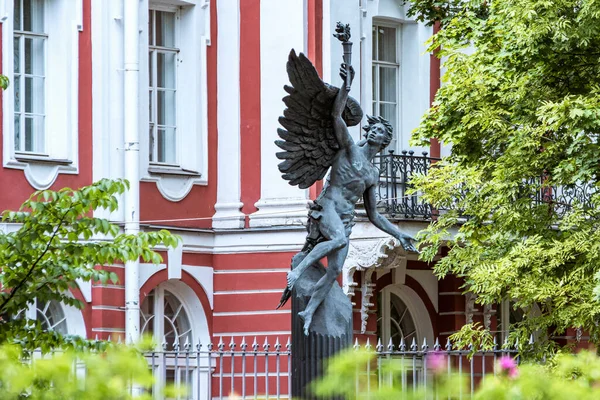 San Petersburgo, RUSIA - 22 de julio de 2021: Monumento a lo universal frente al edificio de los Doce Colegios. Universidad Estatal de San Petersburgo — Foto de Stock