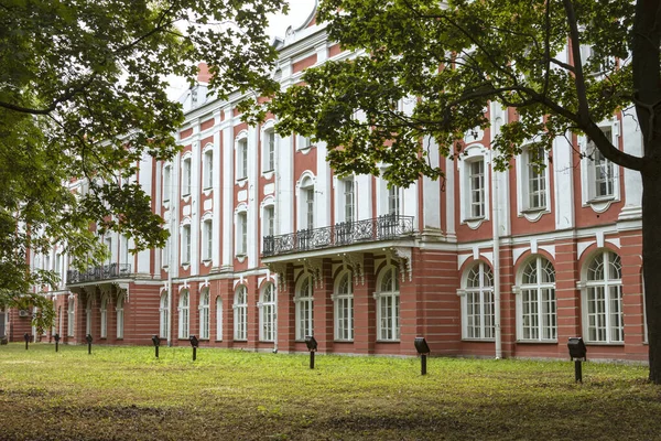 San Petersburgo, RUSIA - 22 de julio de 2021: Construcción de los Doce Colegios. Universidad Estatal de San Petersburgo — Foto de Stock