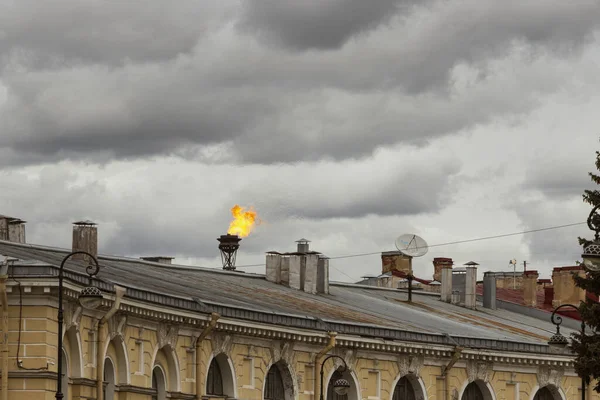 Linterna ardiente en el fondo de los techos de las casas — Foto de Stock