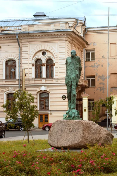 St. Petersburg, RUSSIA - 22 Temmuz 2021: Vasilievsky Adası 'ndaki Akademisyen Sakharov Anıtı — Stok fotoğraf