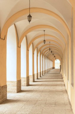 Kemer, sütun ve fenerlerle dolu uzun sokak galerisi