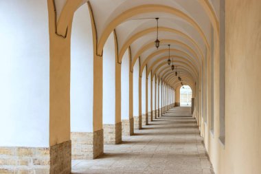 Kemer, sütun ve fenerlerle dolu uzun sokak galerisi