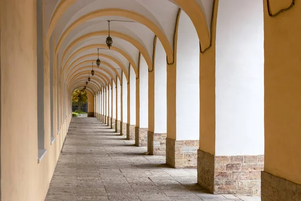 Kemer, sütun ve fenerlerle dolu uzun sokak galerisi