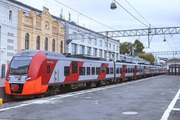 San Petersburgo, Rusia-24 de agosto de 2021: El tren eléctrico suburbano "Lastochka" se encuentra en la plataforma de la estación de tren del Báltico — Foto de Stock