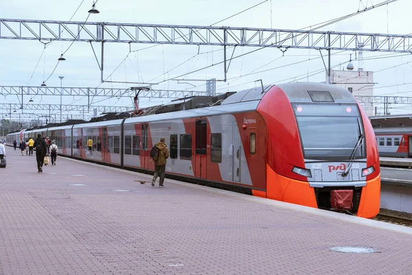 San Petersburgo, Rusia-24 de agosto de 2021: El tren eléctrico suburbano "Lastochka" se encuentra en la plataforma de la estación de tren del Báltico — Foto de Stock